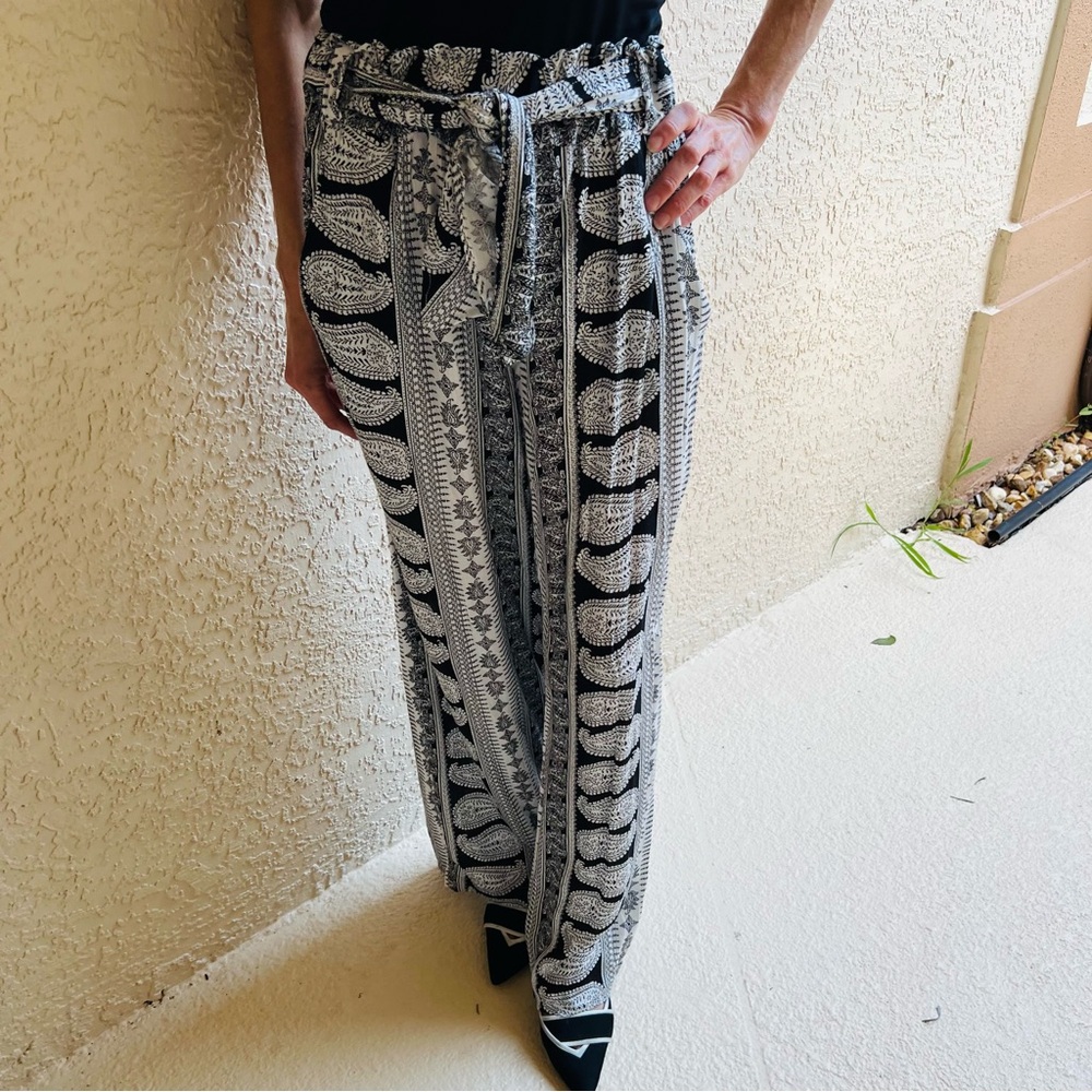 Lucy Love Black and White Patterned Fabric Wide Leg Pant - Picture 7 of 8